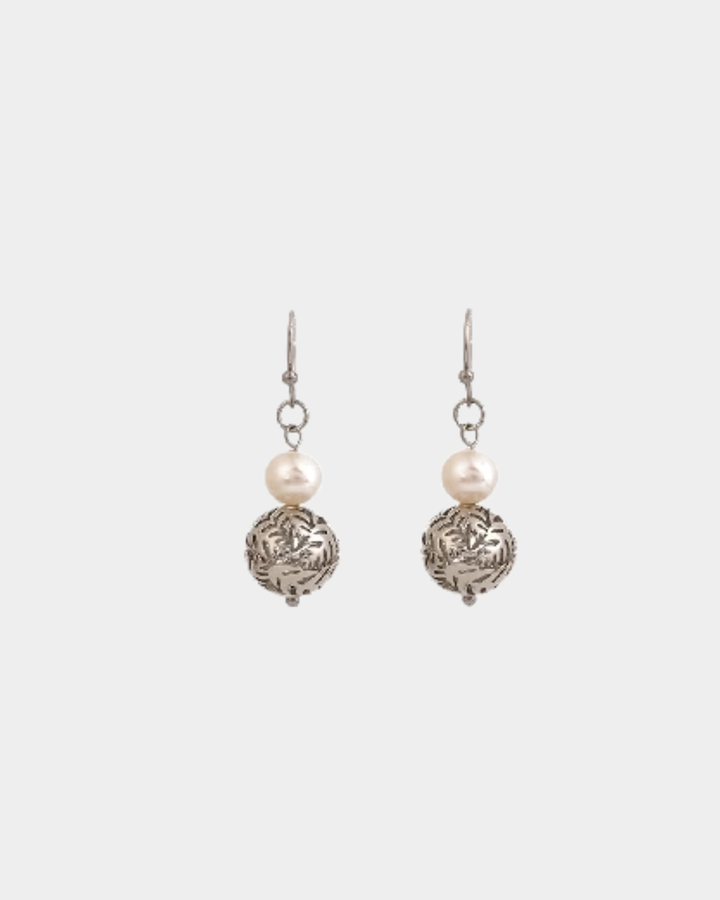 Kiwicraft freshwater pearl &amp; silver-fern ball rhodium earrings