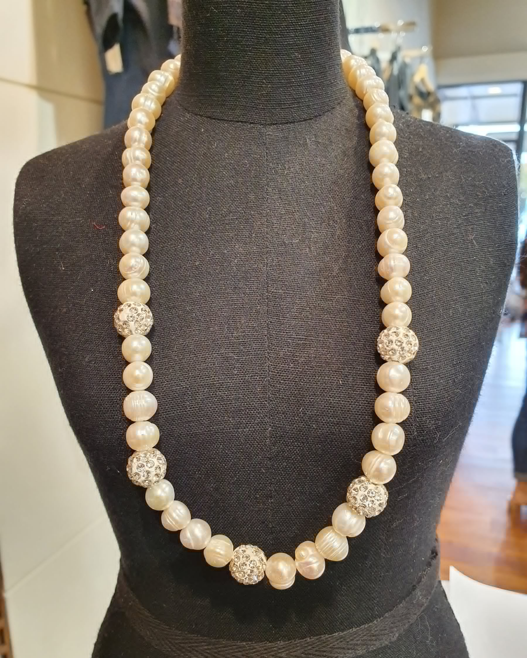 Kiwicraft Pearl Necklace with diamente balls