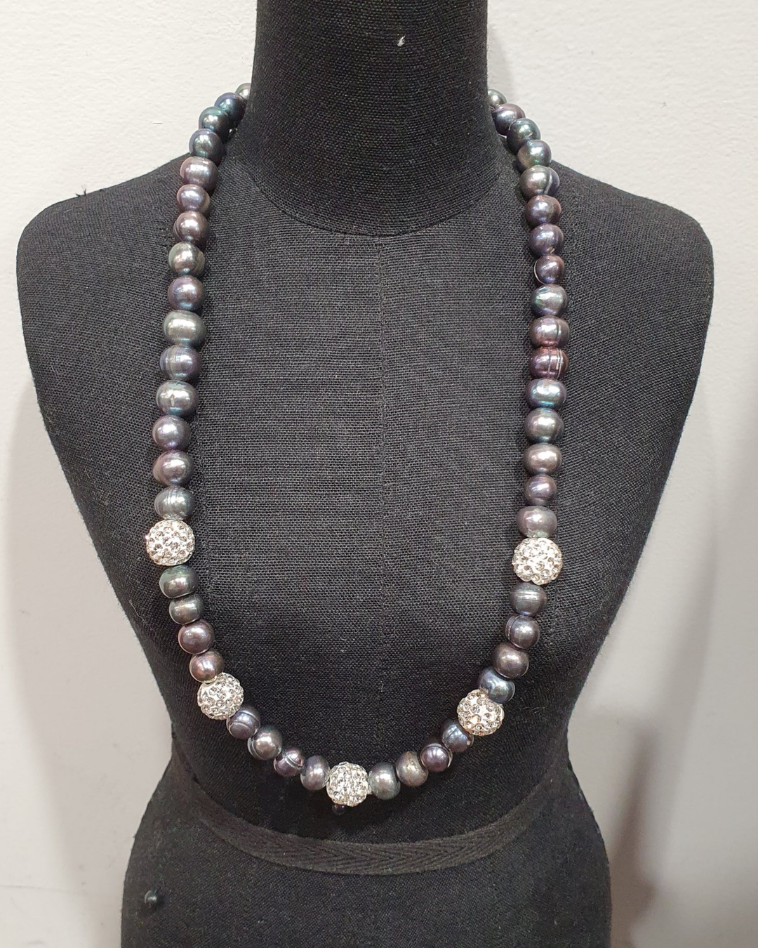 Kiwicraft Pearl Necklace with diamente balls